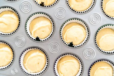 Mardi Gras vanilyalı kek pişirmek için folyolu kek dilimli vanilyalı kek hamuru..