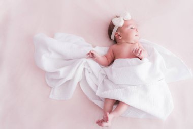 Yeni doğmuş bir bebeğin yaşam tarzı portresi, üç haftalık bir kız bebek..