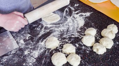 Konut mutfağındaki tezgahın üzerinde ekmek hazırlıyorum..