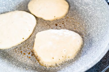 Elektrikli ocakta kefir tabanlı krep pişiriyorum..