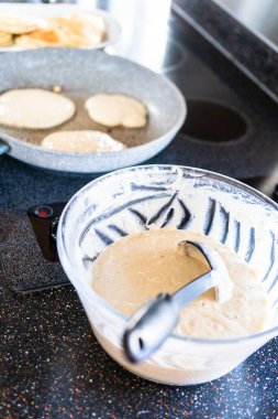 Bardaktaki krep hamuru karıştırıcı..