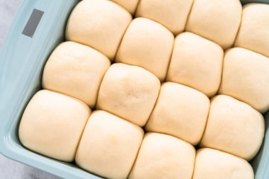 Pişirme tavasında kızaran yemek ruloları.