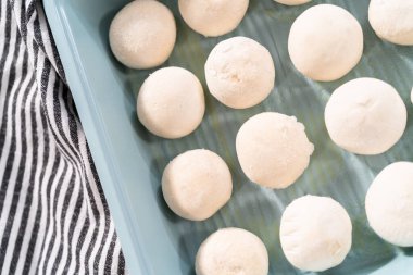 Pişirme tavasındaki önceden hazırlanmış donmuş hamur köftelerini pişiriyorum..