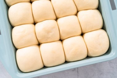 Pişirme tavasında kızaran yemek ruloları.