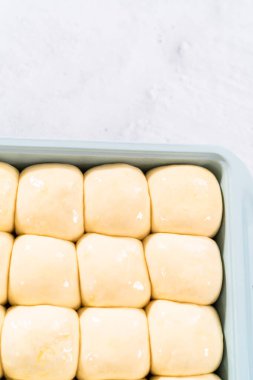 Fırında pişirmeden önce yumurta ve süt karışımıyla yemek rulolarını fırçalamak.