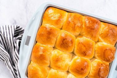 Fırında yeni pişmiş börekler..