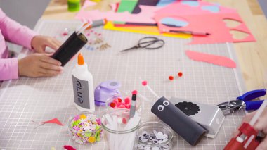 Çocuk kâğıtları. Boş tuvalet kağıdı rulolarından ve inşaat kağıdından kağıt hataları yapmak.