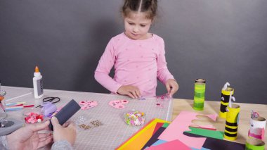 Çocuk kâğıtları. Boş tuvalet kağıdı rulolarından ve inşaat kağıdından kağıt hataları yapmak.