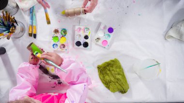 Düz yatıyordu. Çocuk kâğıtları. Kağıt hataları yaratmak için boş tuvalet kağıtlarını akrilik boyayla boyamak..