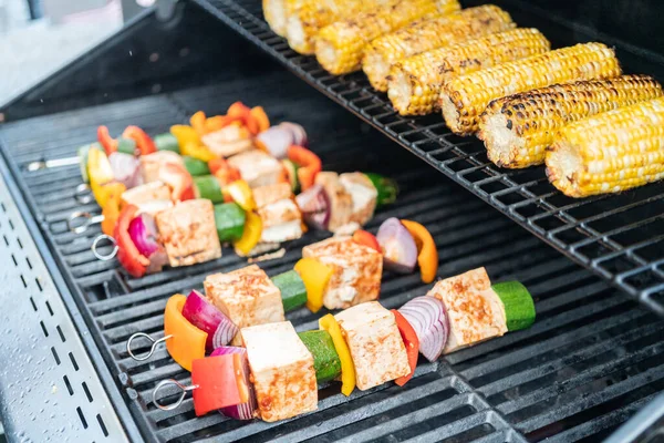 Grilování Vegetariánského Tofu Kebabu Zeleninou Marinovanou Pikantní Omáčce — Stock fotografie