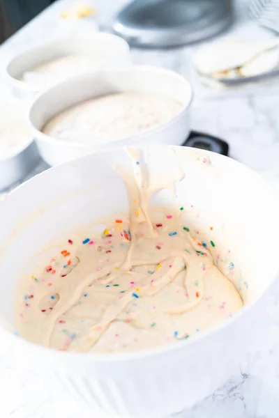 Misturando Ingredientes Para Assar Bolo Funfetti Aniversário Com Polvilhas Coloridas — Fotografia de Stock