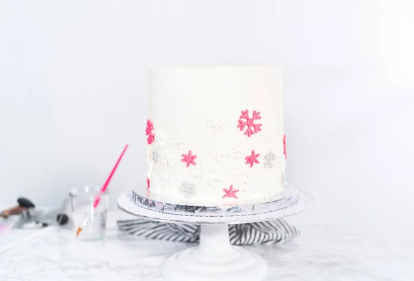 Frosting Een Lange Ronde Taart Met Witte Italiaanse Boterroom Glazuur — Stockfoto