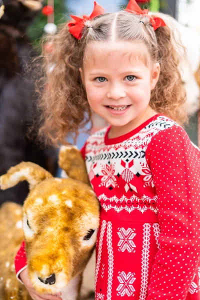 Petite Fille Robe Rouge Ferme Des Arbres Noël — Photo
