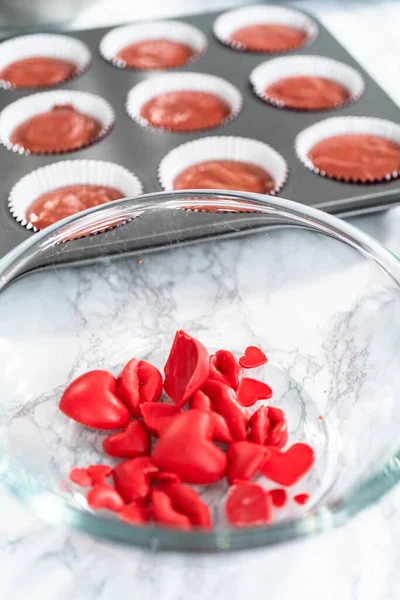 Cupcake Beslag Een Cupcake Pan Scheppen Rode Fluwelen Cupcakes Bakken — Stockfoto