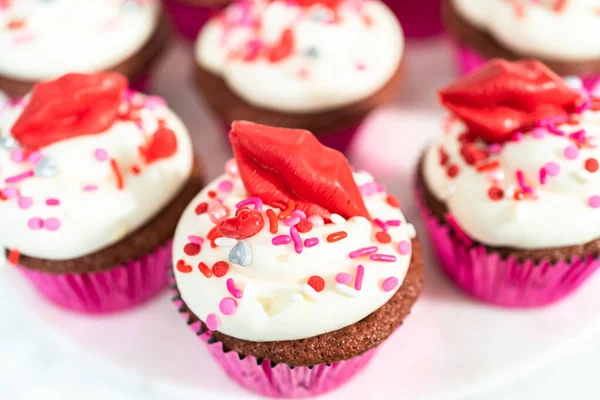 Bolinhos Veludo Vermelho Com Cobertura Queijo Creme Decora Com Coração — Fotografia de Stock