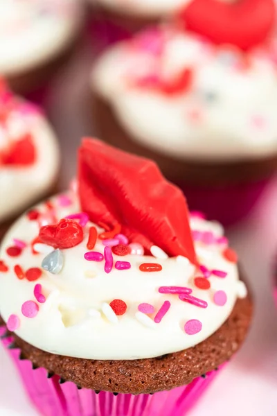 Red Velvet Cupcakes Cream Cheese Frosting Decorates Heart Kiss Shaped — Stock Photo, Image