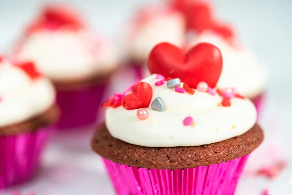 Κόκκινα Βελούδινα Cupcakes Κρέμα Τυριού Και Διακόσμηση Καρδιά Και Σοκολατάκια — Φωτογραφία Αρχείου