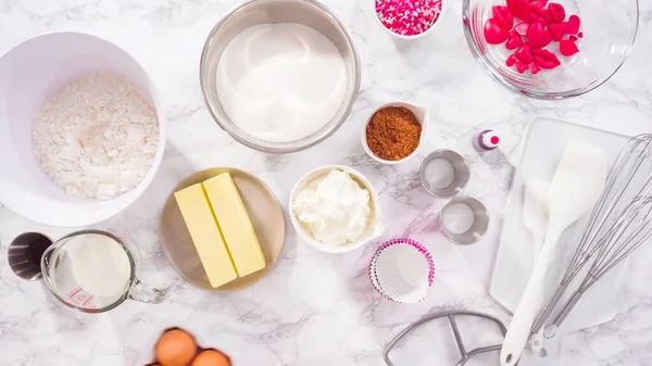 Düz yatıyordu. Adım adım. Kırmızı kadife kek pişirmek için..