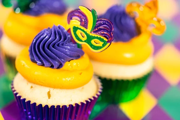 Mardi Gras Vanilla Cupcakes Foil Cupcake Cups Decorated Italian Buttercream — Stock Photo, Image