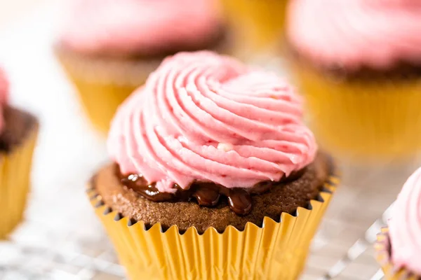 Frosting Chocolate Cupcakes Raspberry Cream Cheese Buttercream — Stock Photo, Image