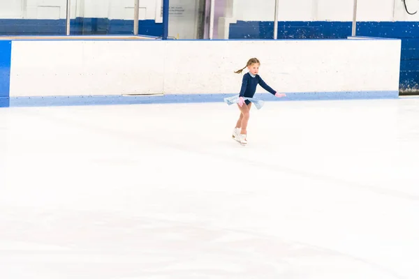 Küçük Kız Buz Pateni Pistinde Artistik Patinaj Yapıyor — Stok fotoğraf