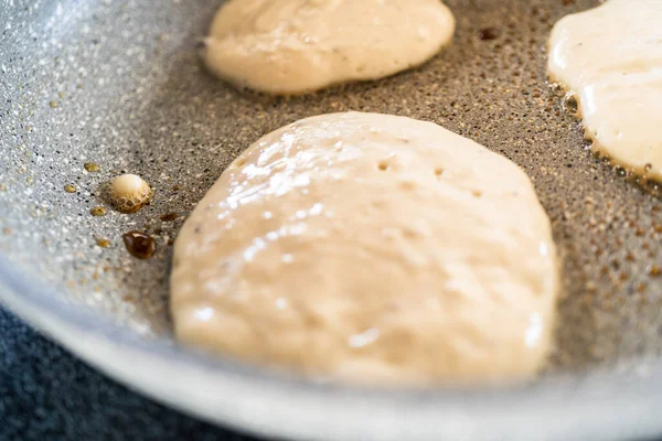 Elektrikli ocakta kefir tabanlı krep pişiriyorum..