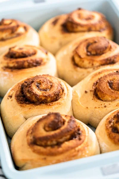 Vers Gebakken Kaneelbroodjes Een Blauwe Bakvorm — Stockfoto