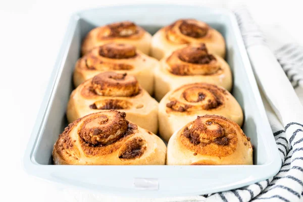 Vers Gebakken Kaneelbroodjes Een Blauwe Bakvorm — Stockfoto