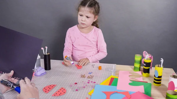 Papelaria Infantil Fazendo Insetos Papel Partir Dos Rolos Papel Higiênico — Fotografia de Stock