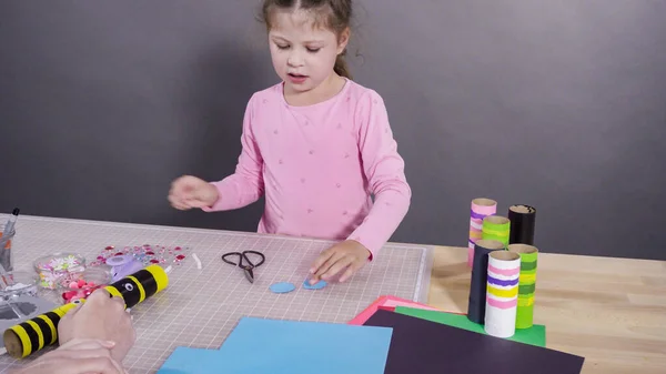 Papelaria Infantil Fazendo Insetos Papel Partir Dos Rolos Papel Higiênico — Fotografia de Stock