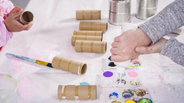 Çocuk kâğıtları. Kağıt hataları yaratmak için boş tuvalet kağıtlarını akrilik boyayla boyamak..