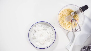 Düz yatıyordu. Hindistan cevizli kurabiye pişirmek için kurabiye hamurunu kabartmak..