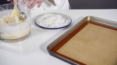 Hindistan cevizli kurabiye pişirmek için kurabiye hamurunu kabartmak..