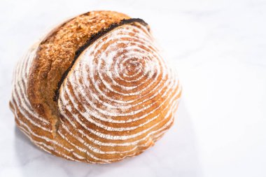 Taze fırınlanmış buğday ekmeği ekmeği ve ekmek koruma sepetinden işaretler..