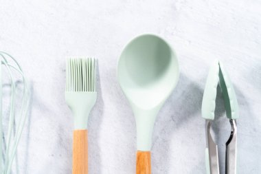 Ahşap saplı silikon pişirme aletleri.