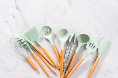 Düz yatıyordu. Ahşap saplı silikon pişirme aletleri.