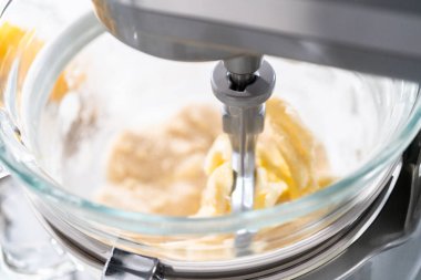 Limonlu kek için hamura malzemeleri karıştırıyorum..