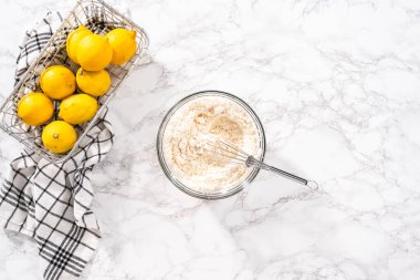 Limonlu kek için hamura malzemeleri karıştırıyorum..