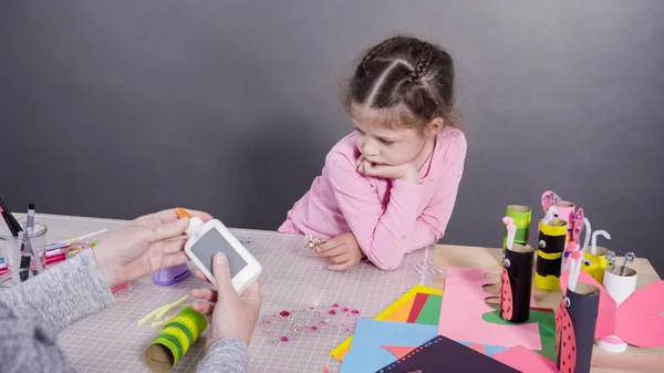 Papelaria Infantil Fazendo Insetos Papel Partir Dos Rolos Papel Higiênico — Fotografia de Stock