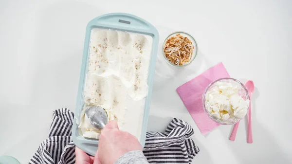 平置きだ 自家製ココナッツアイスクリームをグラスアイスクリームボウルにすくう — ストック写真