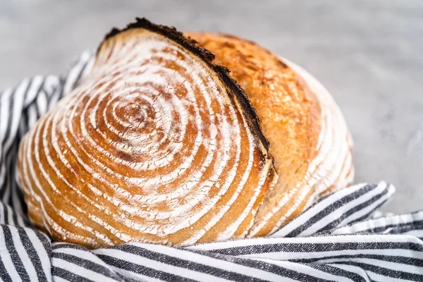 Taze fırınlanmış buğday ekmeği ekmeği ve ekmek koruma sepetinden işaretler..