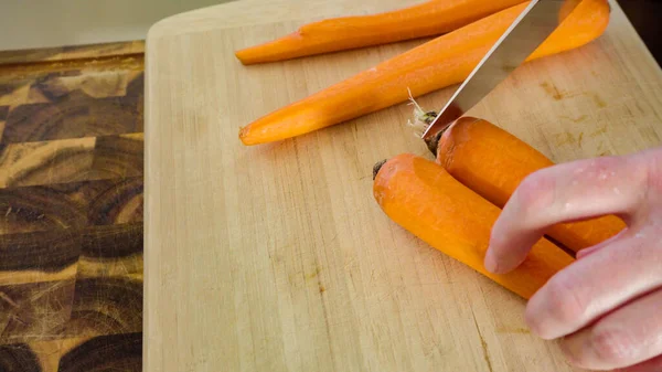 Резка Большой Оранжевой Морковки Деревянной Доске — стоковое фото