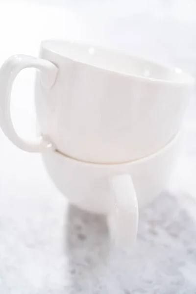 Tasses Céramique Blanche Préparées Pour Cuire Des Gâteaux Chocolat — Photo