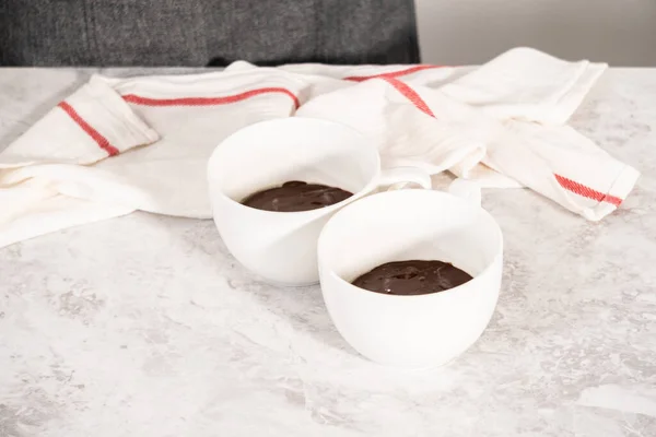 Pasta Torta Cioccolato Tazze Bianche Pronte Essere Cotte — Foto Stock