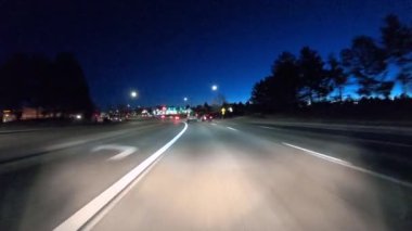 Denver, Colorado, ABD-17 Ocak 2020 - Amerika 'nın banliyölerinde geceleri tipik asfalt yollarda sürüş.