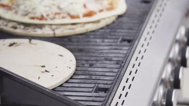 Cucina Pizza Sulla Griglia Gas All Aperto — Video Stock