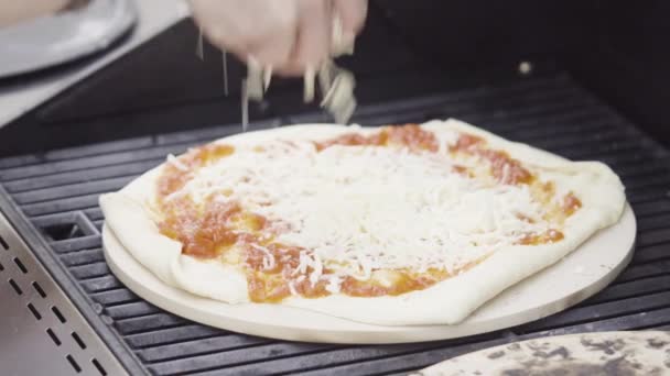 Ruoanlaitto Pizza Ulkona Kaasugrilli — kuvapankkivideo