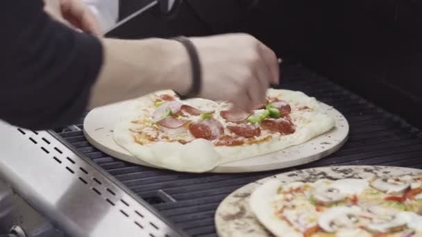 Vaření Pizza Venkovní Plyn Gril — Stock video