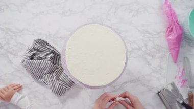 Beyaz İtalyan kremalı, yuvarlak funfetti keki..