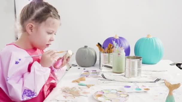 Malířské Řemeslo Dýně Akrylovou Barvou Vytvořit Zdobené Mořské Panny Halloween — Stock video